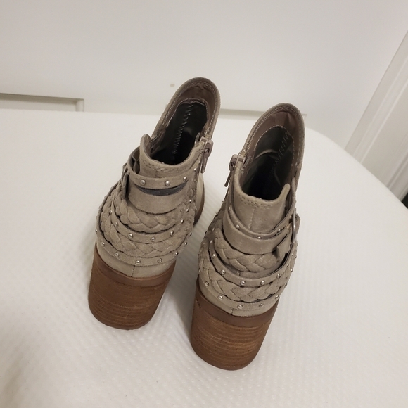 EUC Carlos by Carlos Santana Doe Taupe "Ashby" Booties Size 6, Casual - Picture 5 of 9